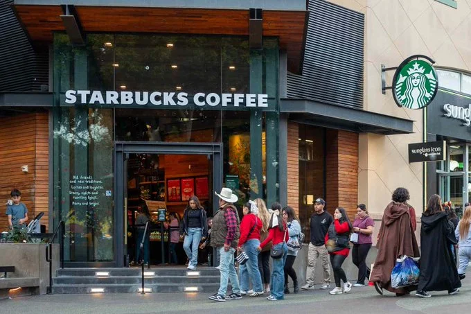 is starbucks open on thanksgiving